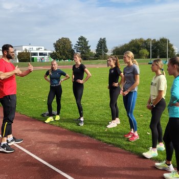 DLV-Nachwuchsbundestrainer Langhürden Marco Kleinsteuber (Magdeburg) mit den Athletinnen aus dem Langhürden Projekt (Foto: Carlos Verez).