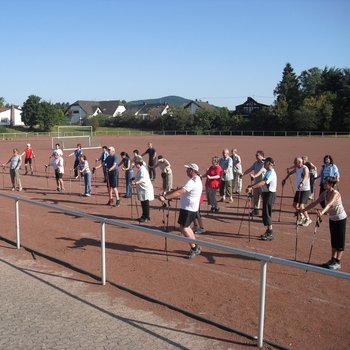 Die Teilnehmer*innen beim letzten Walkingschnuppertag in Mendig (Foto: Klaus Jahnz).