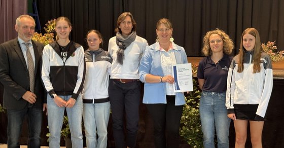 m feierlichen Rahmen ist das Gymnasium auf der Karthause in Koblenz erneut als Partnerschule des Leistungssports (PdL) rezertifiziert worden. Auf dem Foto freuen sich drei talentierte Schülerinnen mit Sportkoordinator Jörg Mathes (l.), Stefanie Kaul vom Bildungsministerium (4.v.r.), Schulleiterin Patrizia Bösch-Geisbe (3.v.r.) und LSB-Referentin Susanna Schumann (2.v.r.).