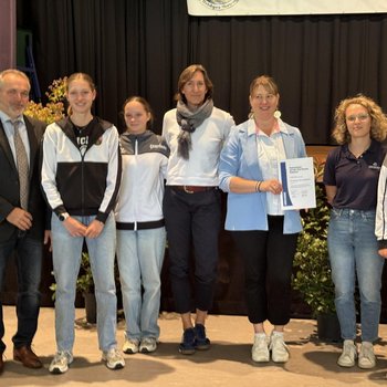 m feierlichen Rahmen ist das Gymnasium auf der Karthause in Koblenz erneut als Partnerschule des Leistungssports (PdL) rezertifiziert worden. Auf dem Foto freuen sich drei talentierte Schülerinnen mit Sportkoordinator Jörg Mathes (l.), Stefanie Kaul vom Bildungsministerium (4.v.r.), Schulleiterin Patrizia Bösch-Geisbe (3.v.r.) und LSB-Referentin Susanna Schumann (2.v.r.).