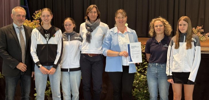 m feierlichen Rahmen ist das Gymnasium auf der Karthause in Koblenz erneut als Partnerschule des Leistungssports (PdL) rezertifiziert worden. Auf dem Foto freuen sich drei talentierte Schülerinnen mit Sportkoordinator Jörg Mathes (l.), Stefanie Kaul vom Bildungsministerium (4.v.r.), Schulleiterin Patrizia Bösch-Geisbe (3.v.r.) und LSB-Referentin Susanna Schumann (2.v.r.).
