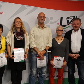In der letzten Ehrungsgruppe wurden internationale Medaillengewinnerinnen und -gewinner von Klaus-Dieter-Welker (LVRR-Vizepräsident Sport; rechts) geehrt.