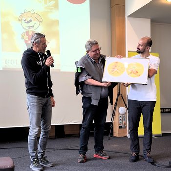 Achim Bersch (Mitte) wird von Dominic Ullrich (r.; Vizepräsident Jugend DLV) und Benjamin Heller (l.; Senior Manager Jugend/Jugendsekretär) mit der dsj-Ehrengabe ausgezeichnet.