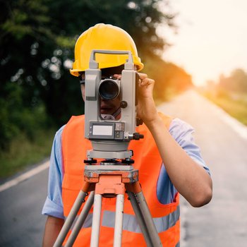 Ausbildung für Streckenvermesser (Foto Adobe Stock 213439590).