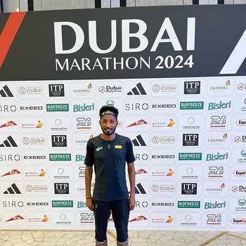 Samuel Fitwi (Silvesterlauf Trier) greift am Sonntag die Marathon-Norm für die Olympischen Spiele 2024 an.