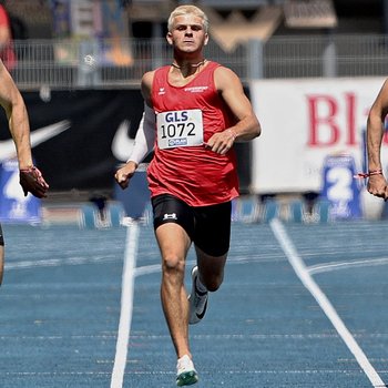 Als Teil der deutschen Staffel über 4x400 Meter ist Lorenz Forsmann (Startnummer: 1072, TSV Moselfeuer Lehmen) eingeplant (Foto: Gantenberg).