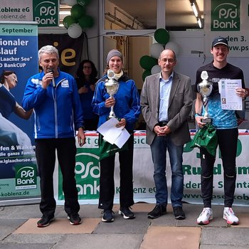 Siegerehrung PSD Bank Cup 2021 (v.li. Klaus Jahnz, Siegerin 10 km Franziska Rennecke, Peter Greiner Vorstandsmitglied der PSD Bank Koblenz, Sieger bei den Männern Julien Jeandree u. Axel Schäfer).
