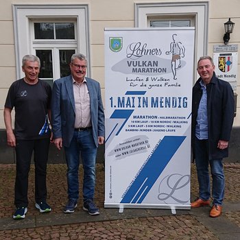 Im Rahmen der organisatorischen Vorbereitungen trafen sich Frank Schäfer und Klaus Jahnz von der LG Laacher See mit Hans-Peter Ammel, Stadtbürgermeister Mendig (Foto: Bibiana Koch-Mittler, V.li. Klaus Jahnz, Stadtbürgermeister Peter Ammel, Frank Schäfer)