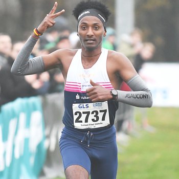 Bei den Deutschen Meisterschaften im Crosslauf am 26. November 2022 konnte Samuel Fitwi (LG Vulkaneifel) erneut eine Goldmedaille gewinnen (Foto: Iris Hensel).