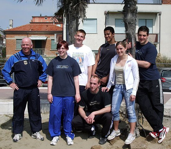Trainer Wolfgang Bender mit dem LSB-Kader Wurf/Stoß beim Trainingslager im Frühjahr 2006 im italienischen Caorle. Quelle: LVR