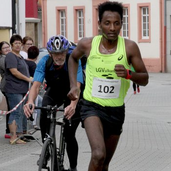 Beim Berliner Halbmarathon konnte Samuel Fitwi (Silvesterlauf Trier) seinen eigenen Rekord nochmals steigern (Foto: Teusch).