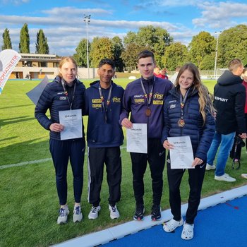 Hannah Stohmann, Matusen Kumarathas, Florian Leitz und Hannah Schwind (v.l.n.r.) vom Post-Sportverein Trier holten Bronze mit der 4x400-Meter-Staffel in der U20.