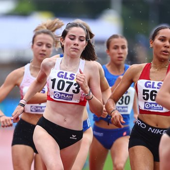 Lucie Biehl (TuS Katzenelnbogen-Klingelbach; Startnummer 1073) stürmt zum siebten Platz im 800-Meter-Finale (Foto: René Weiss)