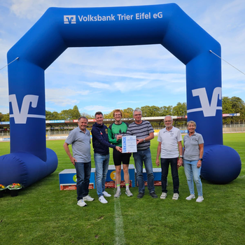 V.l.n.r.: Klaus-Dieter Welker (LVRR-Vizepräsident Sport), Marc Kowalinski (Landestrainer Lauf), André Ramisch (Trainer Silvesterlauf Trier), Thomas Fusenig (Stützpunkttrainer), Günter Heidle (Trainer PST) und Corinna Tentrup-Tiedje (LVRR-Vizepräsidentin Regionen)