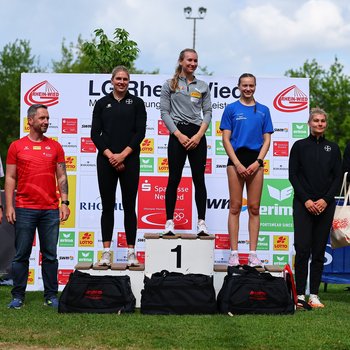 Siegerehrung beim Deichmeeting in Neuwied für die Frauen im 4-Kampf (Foto: René Weiss).