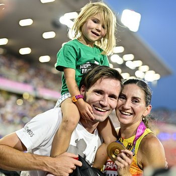 Gesa Krausefeiert den Europameister-Titel im Hindernislauf mit ihrer Familie. (Foto: Jan Papenfuss)