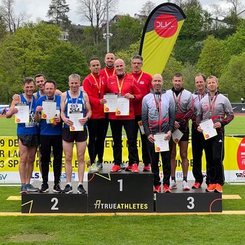 Bei der Langstaffel-DM in Bietigheim-Bissingen holte die LLG Hunsrück über 4x400 Meter der M40 die Silbermedaille. Marco Brausch, Christian Rötsch, Dirk Müller und Volker Bernd brachten das Staffelholz nach 4:17,79 Min. über die Ziellinie (Foto:privat)