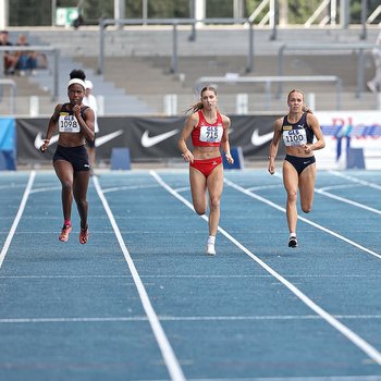 Im Finale der WJ U20 über 200 Meter waren gleich drei Sprinterinnen aus dem LVRR vertreten. Der Titel ging an Judith Bilepo Mokobee mit 23,53 Sekunden vor Mia Louisa Schmitz (beide USC Mainz) und Leonie Kupser (LG Rhein-Wied), die Platz sieben belegte (Foto: Gantenberg).
