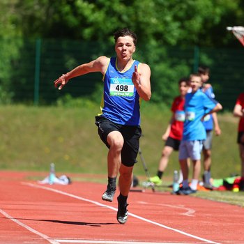 Richtig abgeräumt hat Aart Brünner (LG Lahn-Aar-Esterau), der über 100 Meter (11,78 sec), 80 Meter Hürden (11,07 sec), im Kugelstoßen (11,38 m) sowie im Diskuswurf (48,14 m) vielfältige DM-Startberechtigungen erkämpfte (Foto: René Weiss).