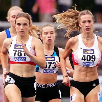 Lucia Sturm (781 - TSV Moselfeuer Lehmen) geht in Koblenz über 800 Meter an den Start (Foto: <a href="https://www.wolfgang-birkenstock.de/" target="_blank">Wolfgang Birkenstock</a>).