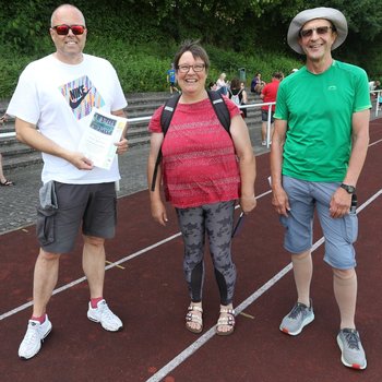 Ellen Mesloh war als Vertreterin des Leichtathletik-Verbands Rheinland im Juni in Eitelborn und konnte den Veranstaltern die Urkunde und einen Scheck übergeben (Foto: privat).