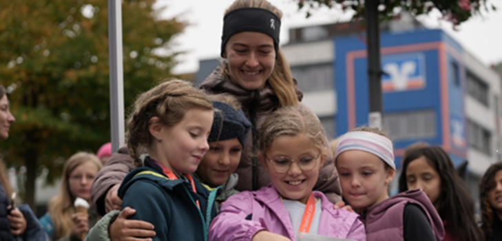 Olivia Gürth, die gerade Dritte bei den Europameisterschaften über 3.000 m Hindernis wurde, begleitete fröhlich einige Kinder beim 8. Diezer Stadtlauf – Karl Maxeiner Lauf.