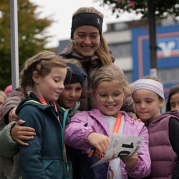 Olivia Gürth, die gerade Dritte bei den Europameisterschaften über 3.000 m Hindernis wurde, begleitete fröhlich einige Kinder beim 8. Diezer Stadtlauf – Karl Maxeiner Lauf.