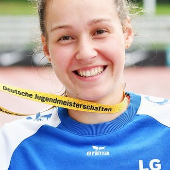 Mara Sophie Schmitz (WJU18; LG Idar-Oberstein) krönte ihren DM-Auftritt über 400 Meter Hürden mit der Goldmedaille (Iris Hensel).