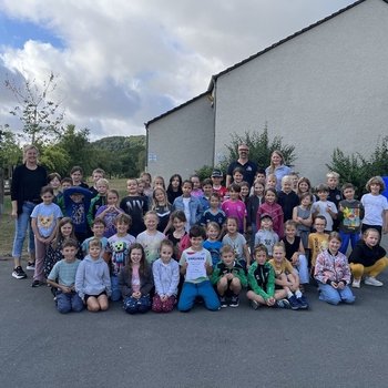 Alle prämierten Schulen - hier die Wilhelm-Busch-Grundschule Bickendorf-Seffern - erhielten über den LVRR-Partner IKK Südwest jeweils einen Erima-Gutschein und eine Urkunde. 