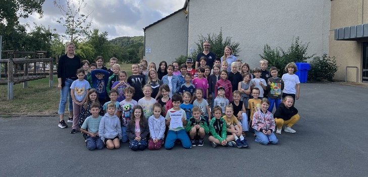 Alle prämierten Schulen - hier die Wilhelm-Busch-Grundschule Bickendorf-Seffern - erhielten über den LVRR-Partner IKK Südwest jeweils einen Erima-Gutschein und eine Urkunde. 