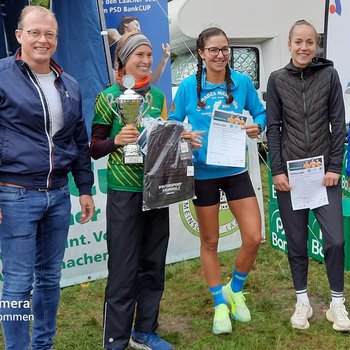 Der Mendiger Verbandsbürgermeister Jörg Lempertz (links)  ehrte die drei schnellsten Frauen beim Hauptlauf, 1. Franziska Rennecke (Team beVegt.de), 2. Patricia Sanchez Sanchez (Nickenich) und 3. Nicole Brand (Daun) - Foto: privat).