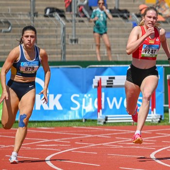 Maren Schumacher (Post-Sportverein Trier) und Miriam Rühle (LG Rhein-Wied) gehen in Mönchengladbach über 200m an den Start (Foto: M. Dieler).