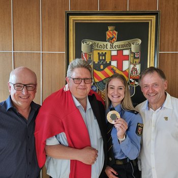 V.l.n.r.: LVR-Vizepräsident Stefan Kölsch, LVR-Geschäftsführer Achim Bersch, Medaillengewinnerin Sophia Junk, LVR-Vizepräsident Sport Klaus-Dieter Welker