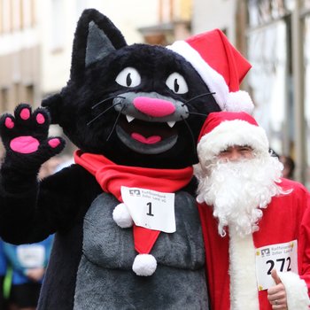Am 2. Advent geht es für Leistungs- und Breitensportler wieder auf den Rundkurs in der Schwarzen-Katz-Stadt Zell an der Mosel (Foto: Holger Teusch).