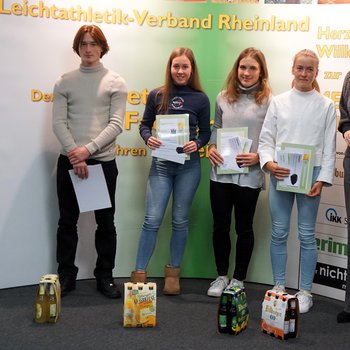 Deutsche Meistertitel und/oder internationale Einsätze hatten neun Athleten, von denen vier der Einladung gefolgt sind (v.l.n.r.: Noah Seibel, Mara Sophie Schmitz, Lucia Sturm, Olivia Gürth, Staatssekretärin S. Schneider, LVR-Vizepräs. K. Mader).