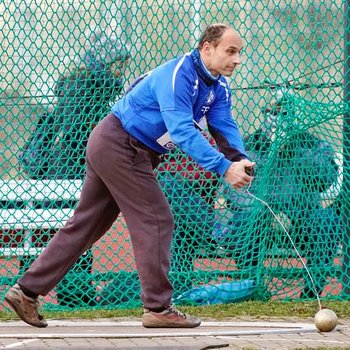 Franz Pauly (TV Germania Trier) stellt sich der weltweiten M60-Konkurrenz im Hammer- und Gewichtswurf (Foto: Birkenstock).
