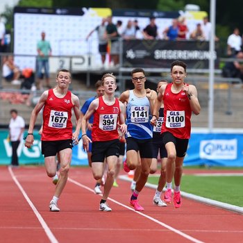Philipp Veit (LG Rhein-Wied; Startnummer 1100) auf dem Weg ins 800-Meter-Finale (Foto: René Weiss)