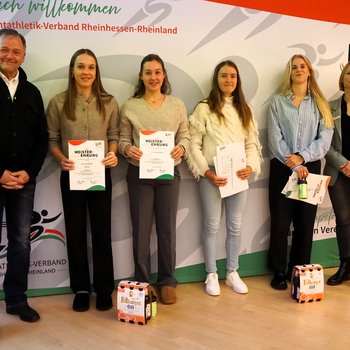 Vier Athletinnen, die bei internationalen Meisterschaften Erfolge feierten, wurden in Mainz geehrt (vlnr: Klaus-Dieter Welker (LVRR Vizepräsident Sport); Mia Louisa Schmitz, Mara Sophie Schmitz, Olivia Gürth, Majtie Kolberg, Anne Zabel (Sporthilfe RLP)).