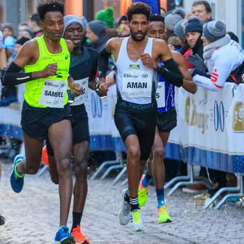 Die Spitzengruppe im Bitburger 0,0%-Lauf der Asse im Jahr 2019 mit (von links) Samuel Fitwi, Isaac Kimeli und Amanal Petros (Foto: Silvesterlauf Trier e.V.)