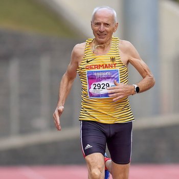 Friedhelm Adorf (M80; LG Rhein-Wied) sprintete in Torun zu fünf Medaillen (Foto: Peters).