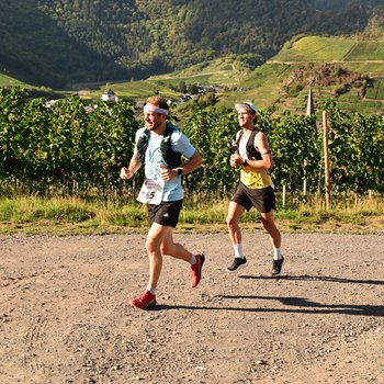 In den Weinbergen oberhalb von Mayschoß liegen die späteren Gewinner des Ultramarathons Dominik Welzel und Tobias Zöller noch dicht beisammen (Foto: Jojo Laubner).