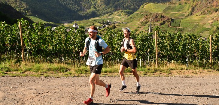 In den Weinbergen oberhalb von Mayschoß liegen die späteren Gewinner des Ultramarathons Dominik Welzel und Tobias Zöller noch dicht beisammen (Foto: Jojo Laubner).