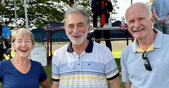 Erhard Maier (Mitte) bekam von Corianna Tendrup-Tiedje und Paul Blaschke die Goldene Ehrennadel des DLV überreicht.