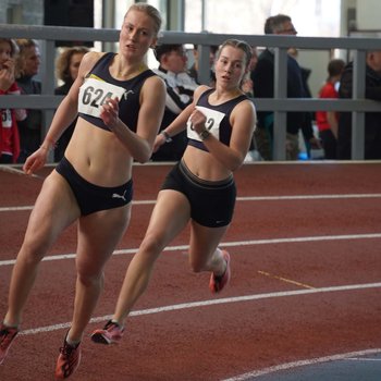 Doppelsieg für den USC Mainz über 400 Meter der WJ U20 bei den Landesmeisterschaften in Ludwigshafen: Mara Sophie Schmitz gewann mit 57,76 Sekunden vor Liv-Grete Köhler (Startnummer 624) die nach 58,50 Sekunden das Ziel passierte (Foto: USC Mainz).