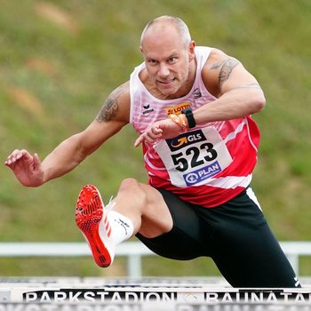 Markus Paquee geht über die 60m Hürden an den Start (Foto: Wolfgang Birkenstock).